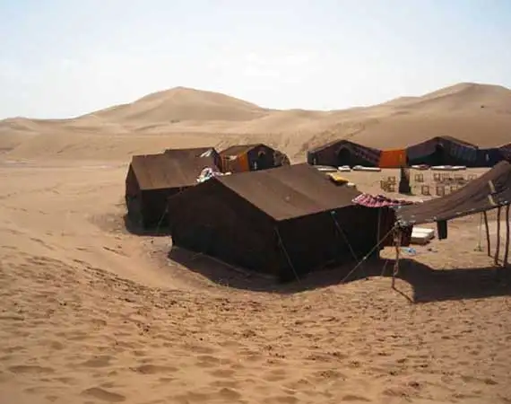 Nuit bivouac camp désert